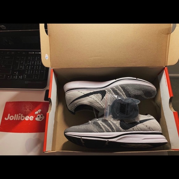 flyknit trainer pale grey